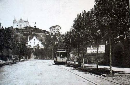 Avd. Tibidabo recien urbanizada en 1902
